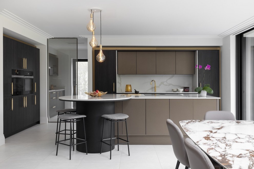 Hampshire famility residence | Kitchen | Interior Designers